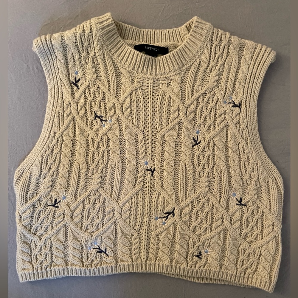Cropped sweater vest with small flower details
